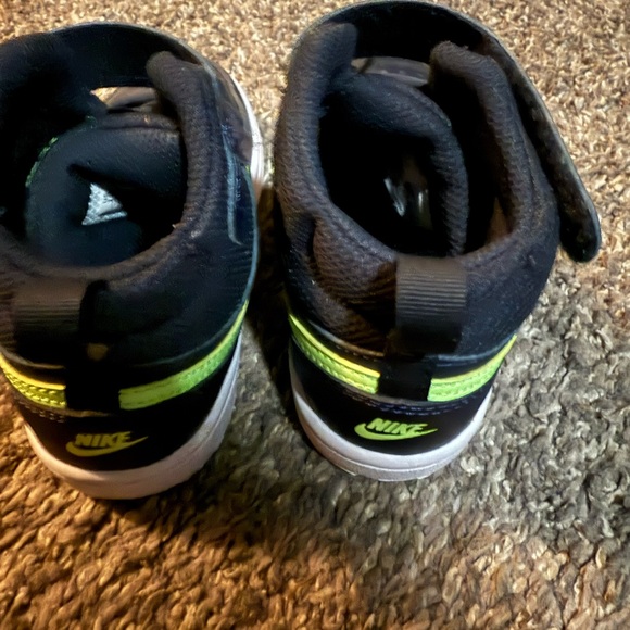 Little kids (preschooler/kindergarten) Nike sneakers. Size 11C. - Picture 2 of 4